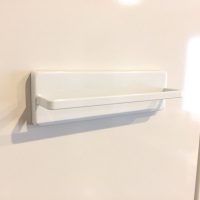 シンプルな白いタオルハンガー｜冷蔵庫にくっつけて使えるマグネットタイプ